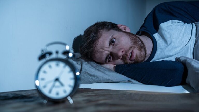 چرا با وجود خوابیدن احساس می‌کنیم خواب کافی نداشته‌ایم؟