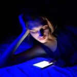 نور آبی تلفن همراه و لپ‌تاپ؛ تهدیدی برای سلامت هورمونی و باروری زنان